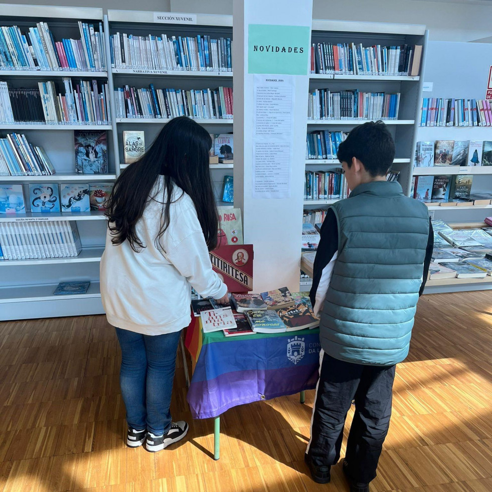 A Laracha instala puntos de lectura LGTBI en las bibliotecas municipales por el Mes del Orgullo