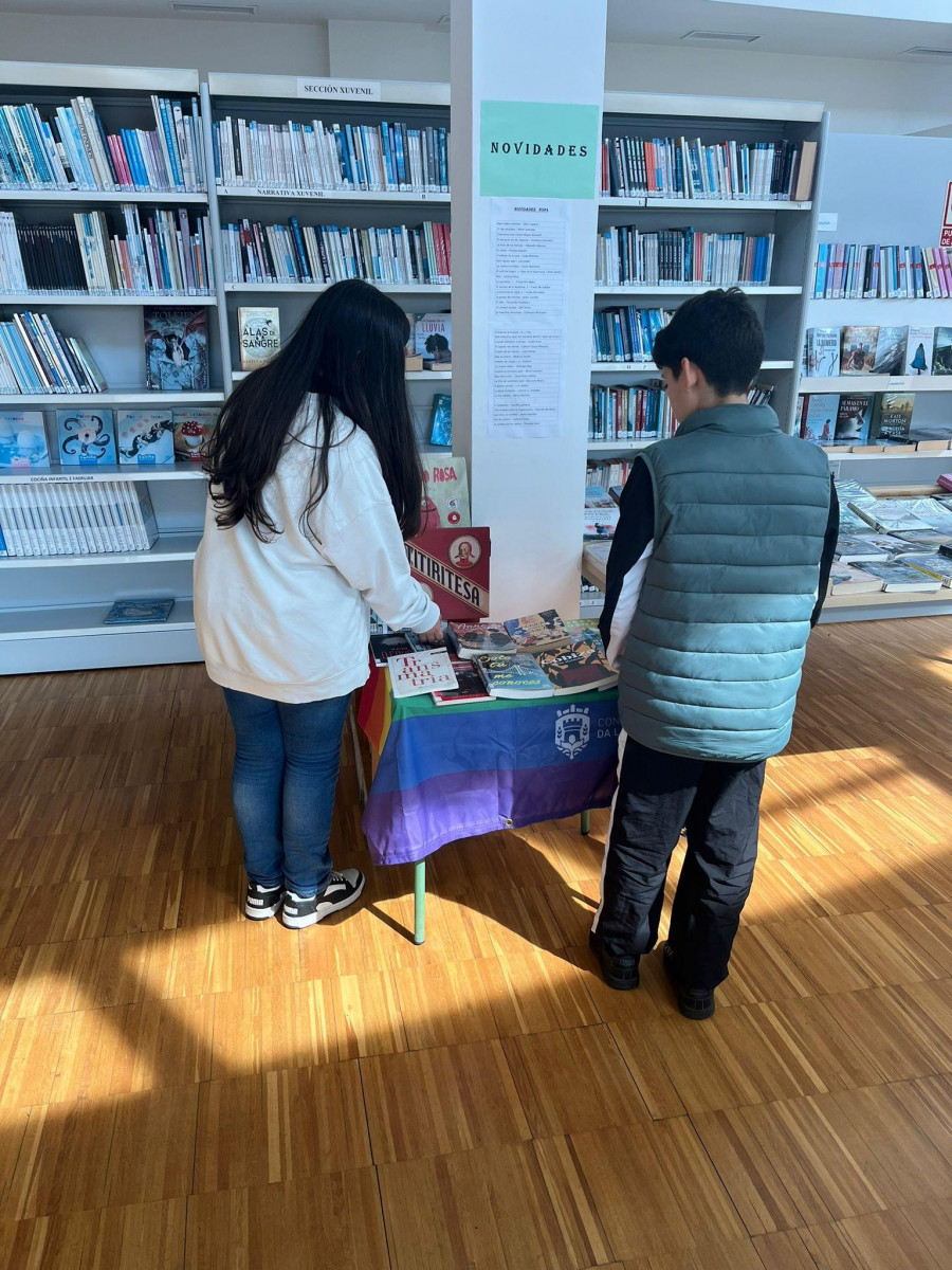 A Laracha instala puntos de lectura LGTBI en las bibliotecas municipales por el Mes del Orgullo