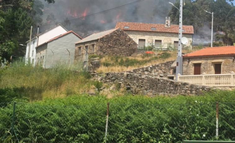 Incendio forestal en Caneliñas, en Cee