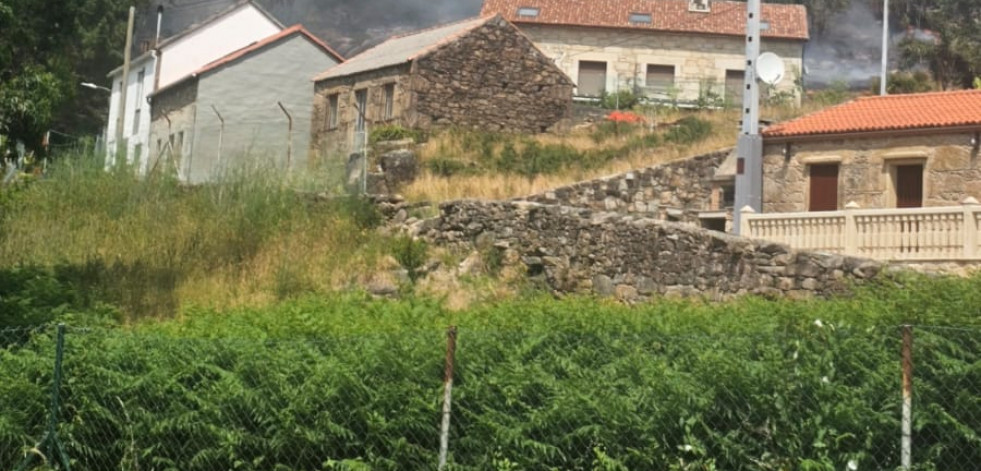 Incendio forestal en Caneliñas, en Cee