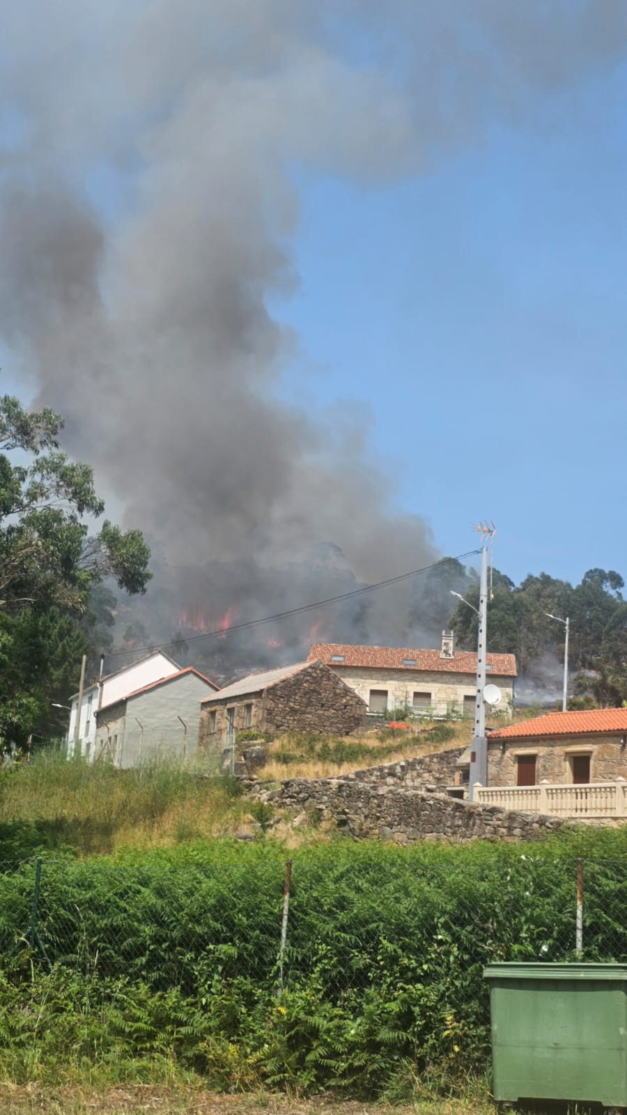 Incendio forestal en Caneliñas, en Cee