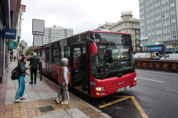 GentesubiendoalautobsurbanodeACoruaQuintana1