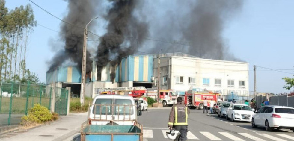 Unas baterías de móviles antiguos, posible causa de un incendio en una planta de reciclaje de Ordes
