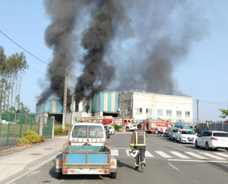Unas baterías de móviles antiguos, posible causa de un incendio en una planta de reciclaje de Ordes
