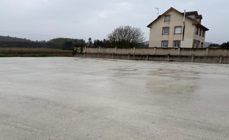 El Concello de Ponteceso abre el  aparcamiento disuasorio de Cores