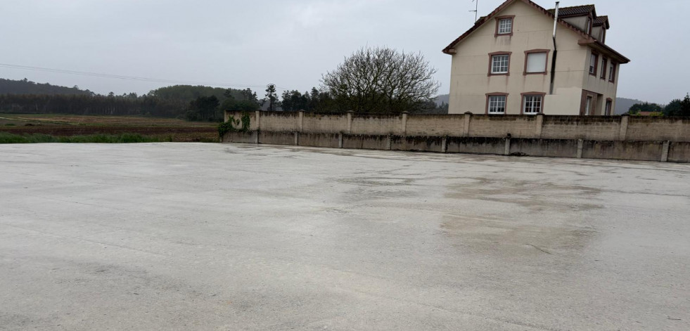 El Concello de Ponteceso abre el  aparcamiento disuasorio de Cores