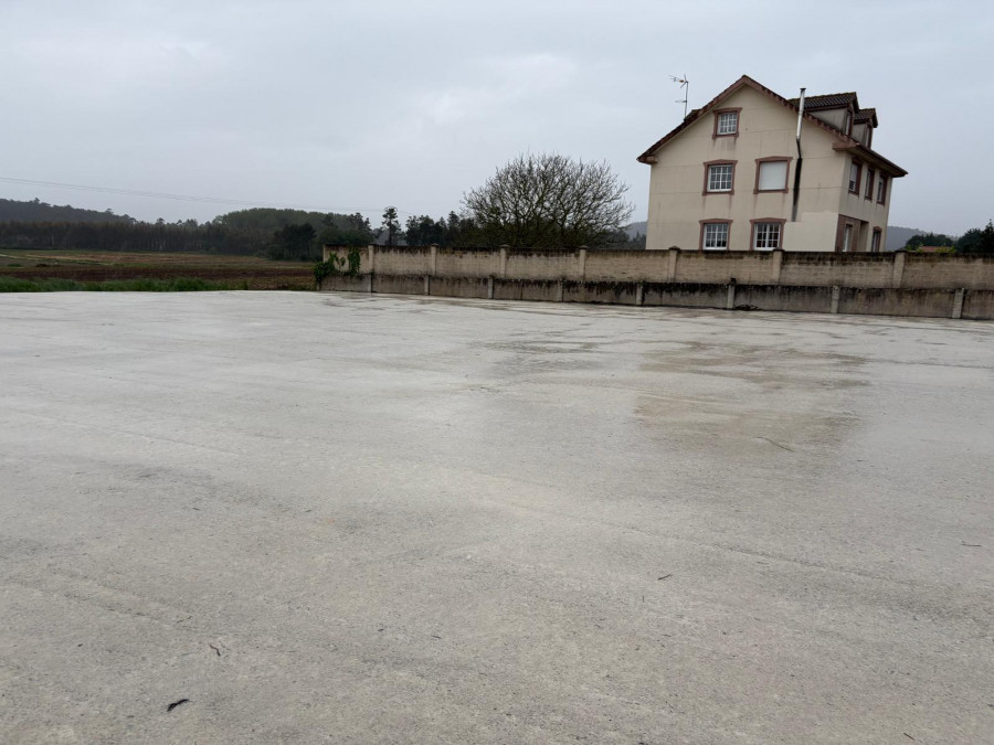 El Concello de Ponteceso abre el  aparcamiento disuasorio de Cores
