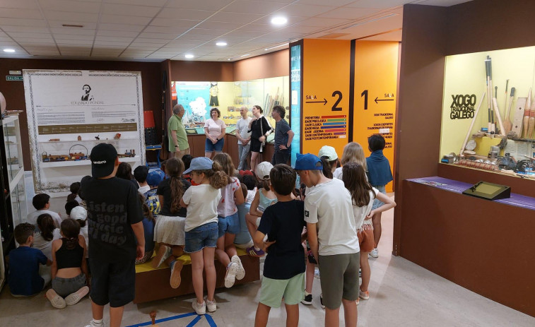 El Melga muestra sus juguetes ancestrales a alumnos de Primaria de Carral