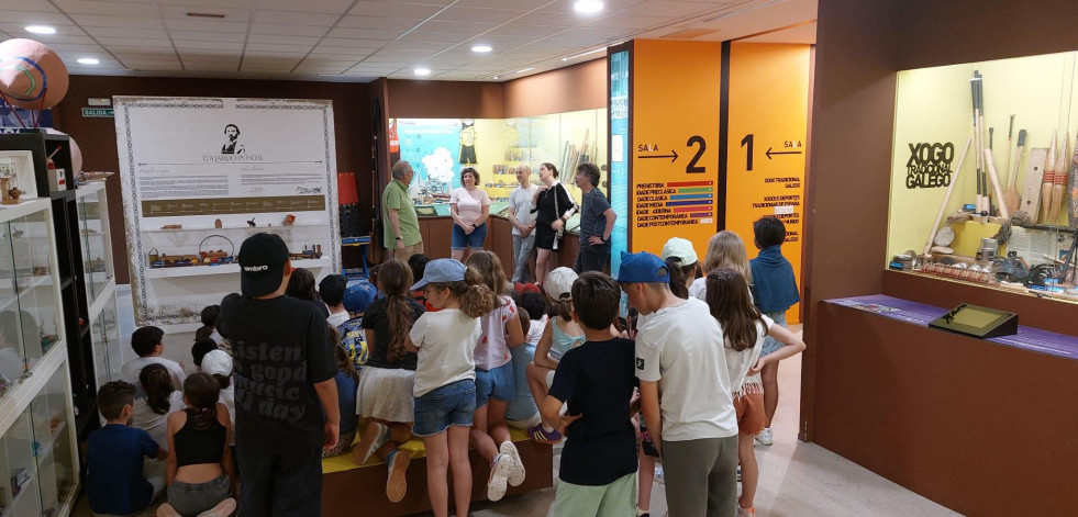 El Melga muestra sus juguetes ancestrales a alumnos de Primaria de Carral