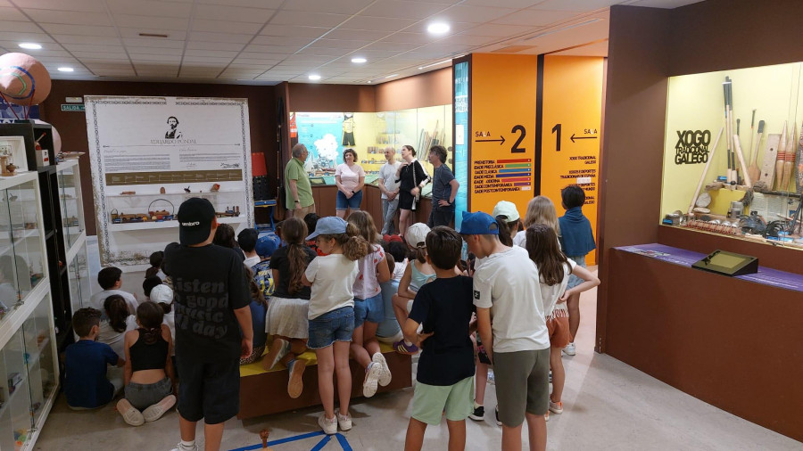 El Melga muestra sus juguetes ancestrales a alumnos de Primaria de Carral