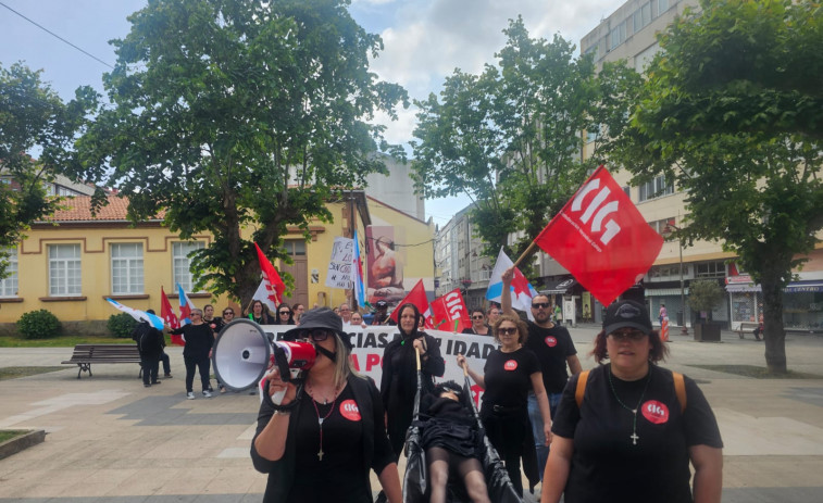 Las trabajadoras de la residencia privada de Carballo realizan una manifestación-entierro
