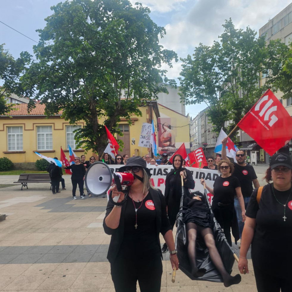 Las trabajadoras de la residencia privada de Carballo realizan una manifestación-entierro