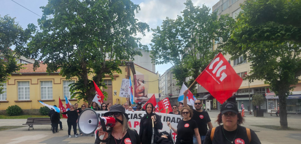Las trabajadoras de la residencia privada de Carballo realizan una manifestación-entierro