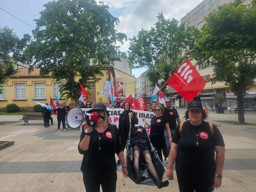 Las trabajadoras de la residencia privada de Carballo realizan una manifestación-entierro