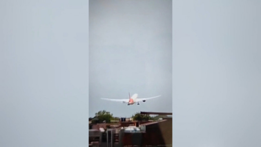 Un avión con destino Londres se estrella en la India con 169 indios, 53 británicos y siete portugueses a bordo
