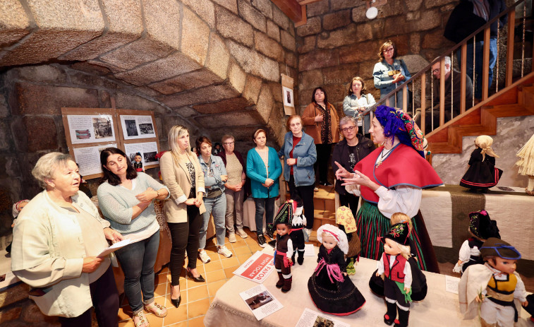 Exposición en el castillo de Vimianzo sobre el traje tradicional gallego