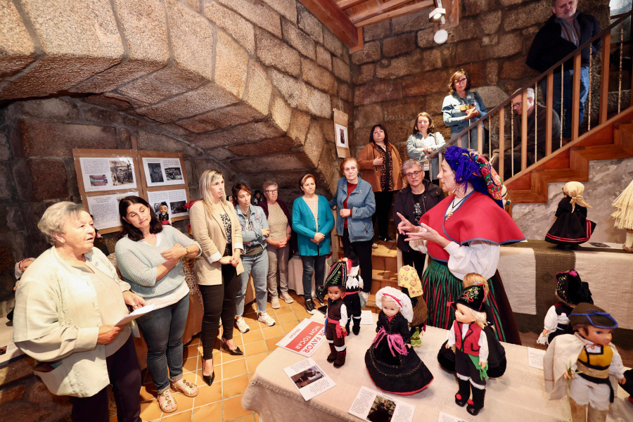 Exposición en el castillo de Vimianzo sobre el traje tradicional gallego