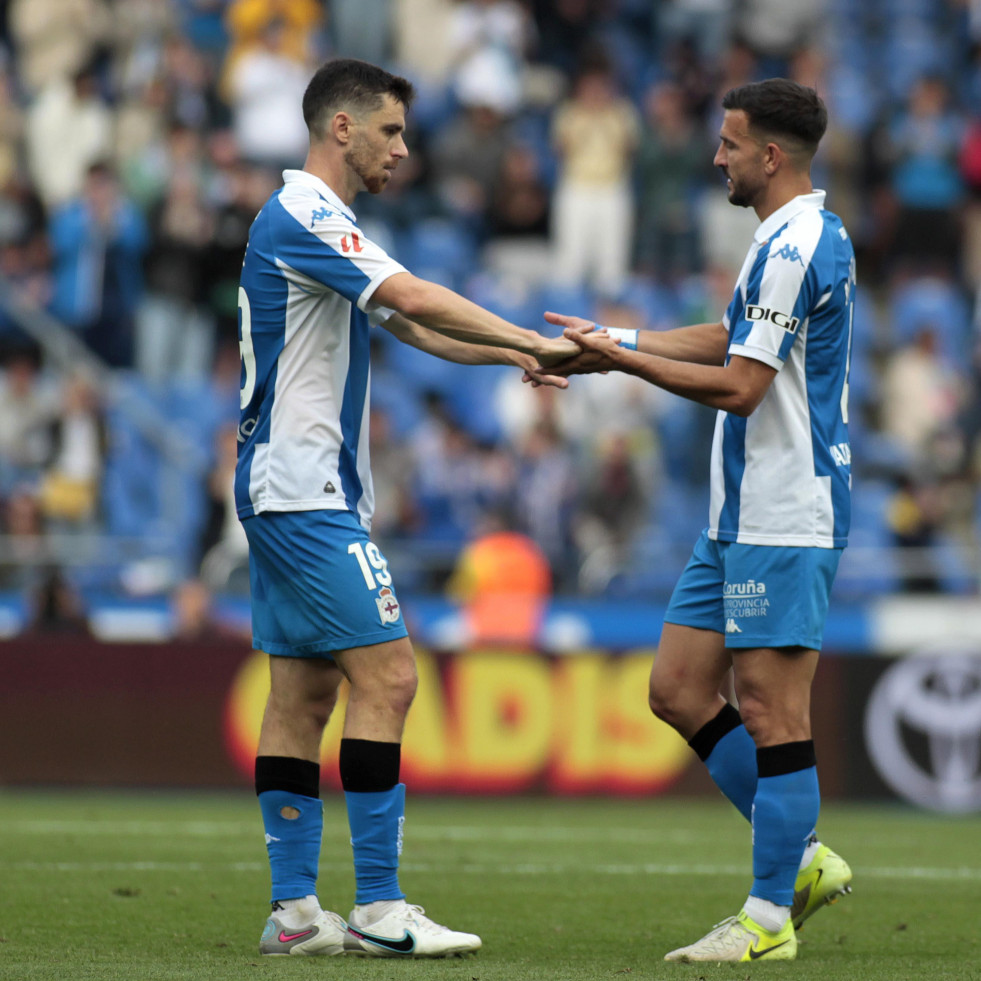 Jaime y Pablo Martínez intercambian el brazalete de capitán en el último partido de la temporada entre Deportivo y Elche  quintana