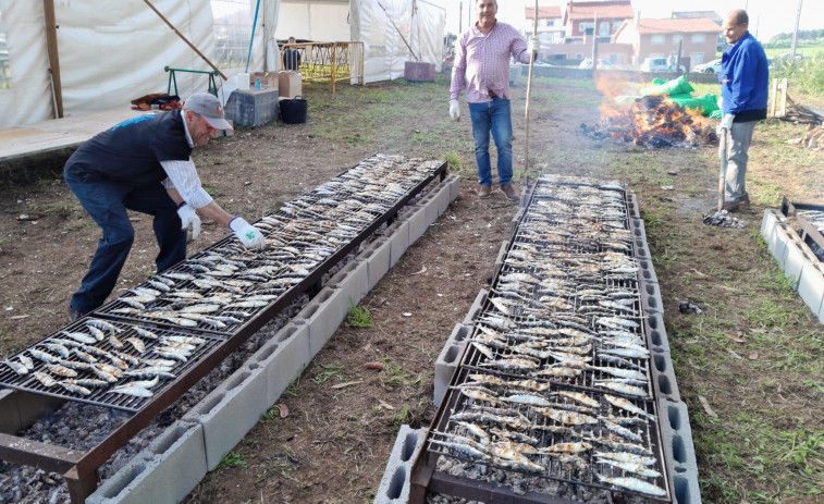 Los vecinos de la comarca disfrutan de la sardiñada de A Cachada