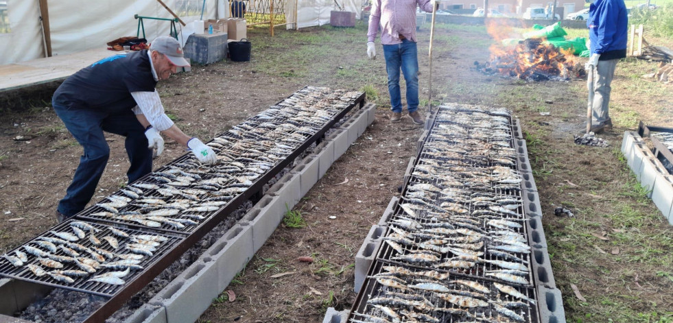 Los vecinos de la comarca disfrutan de la sardiñada de A Cachada