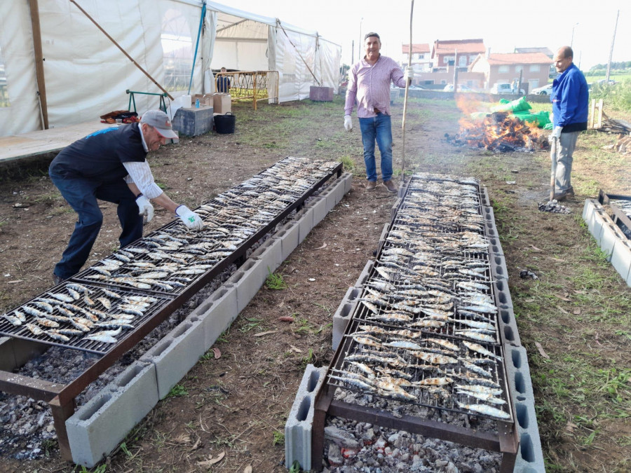Los vecinos de la comarca disfrutan de la sardiñada de A Cachada