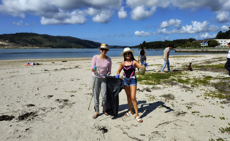 La ACD Cormaráns limpia la playa cabanesa del Pendón