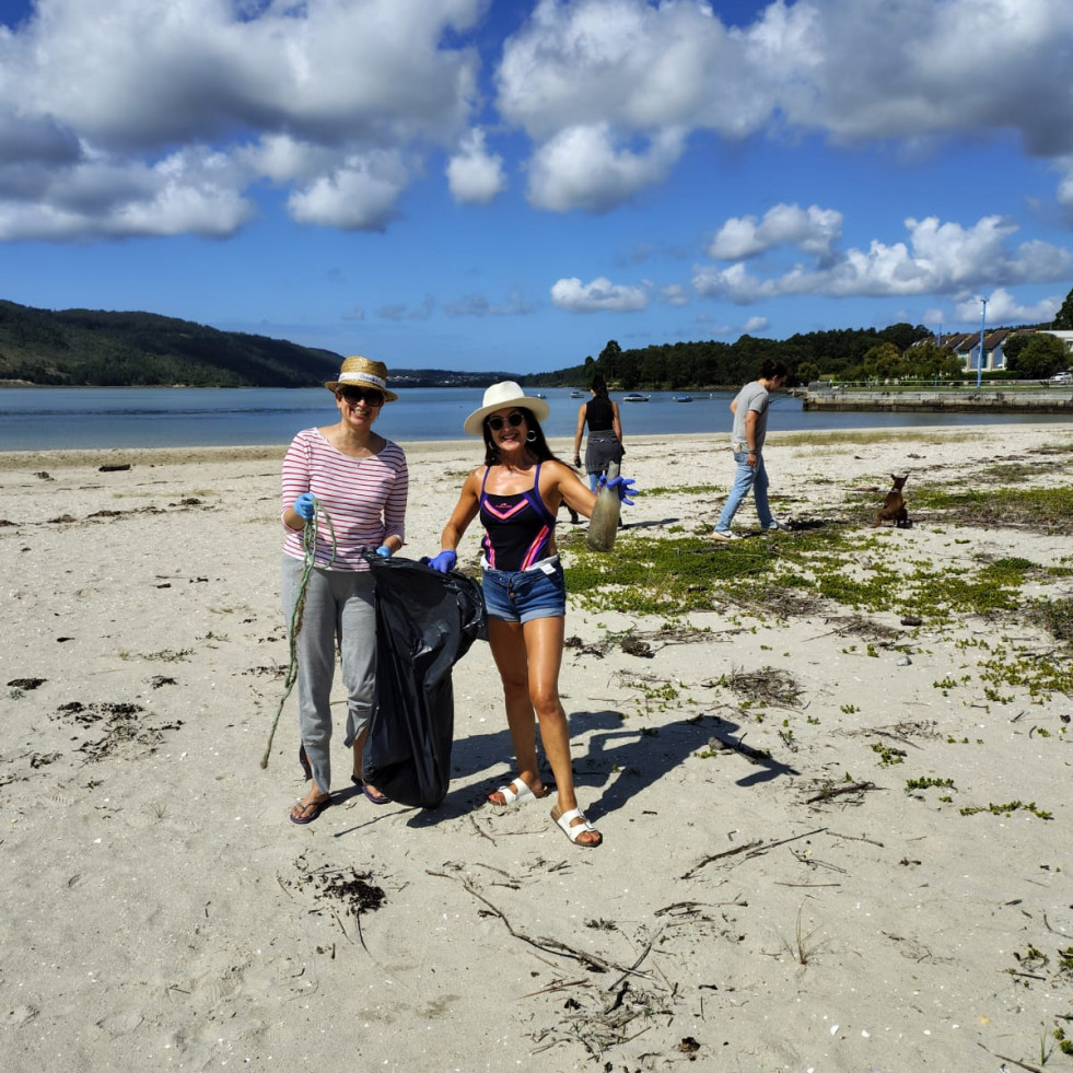 La ACD Cormaráns limpia la playa cabanesa del Pendón