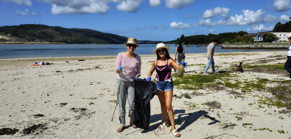 La ACD Cormaráns limpia la playa cabanesa del Pendón