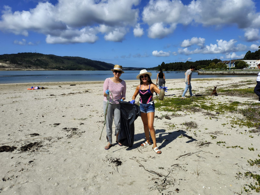 La ACD Cormaráns limpia la playa cabanesa del Pendón