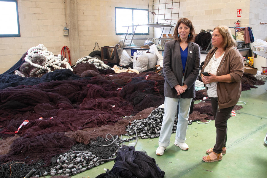 Soledad Agra pone en valor el trabajo de las rederas en sus visitas a ‘O Peirao’ y ‘O Fieital’