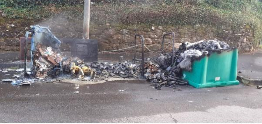 Queman dos contenedores con apenas una hora de intervalo en dos calles de Carballo
