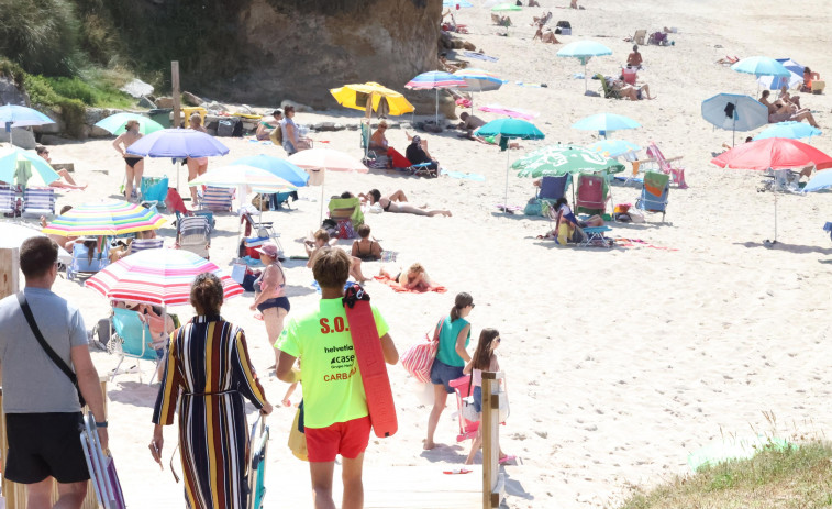 La Costa da Morte combate en las playas las altas temperaturas