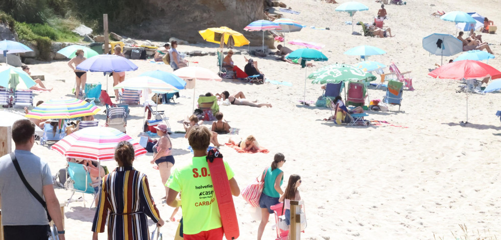 La Costa da Morte combate en las playas las altas temperaturas