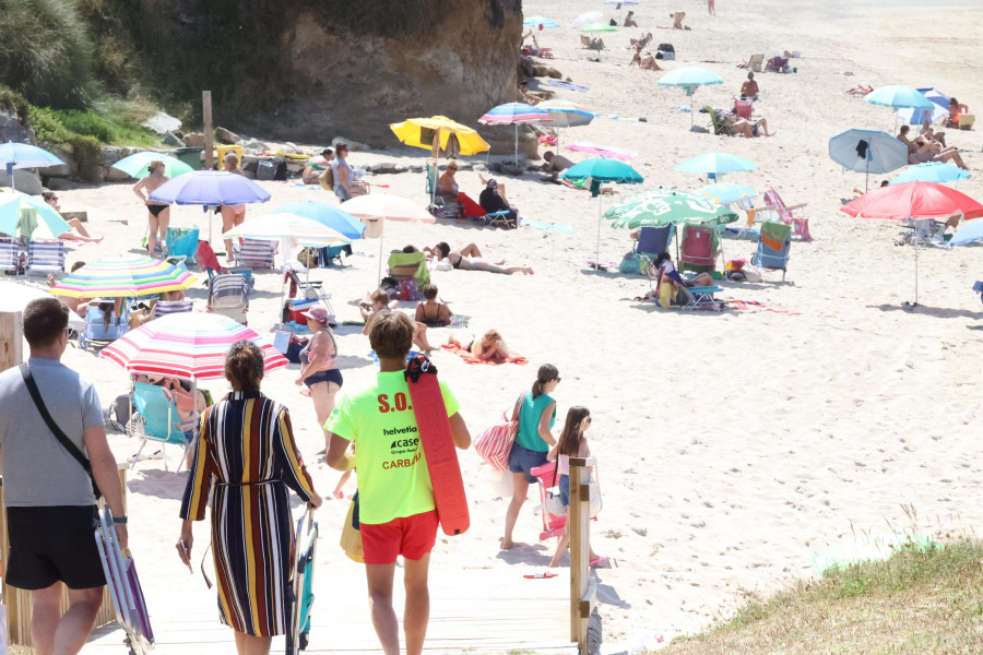 La Costa da Morte combate en las playas las altas temperaturas