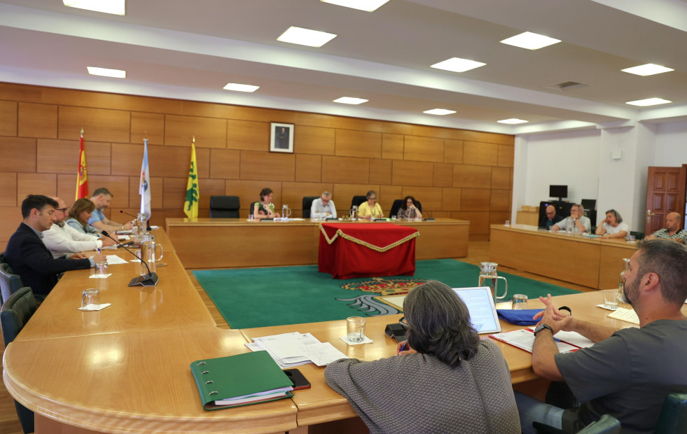 El reglamento orgánico municipal centra el debate plenario en Carballo con el voto a favor de BNG y PSOE  entre críticas del PP