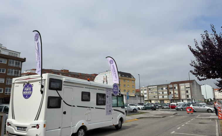 La caravana morada, un punto de seguridad y atención que ya está en el San Xoán carballés