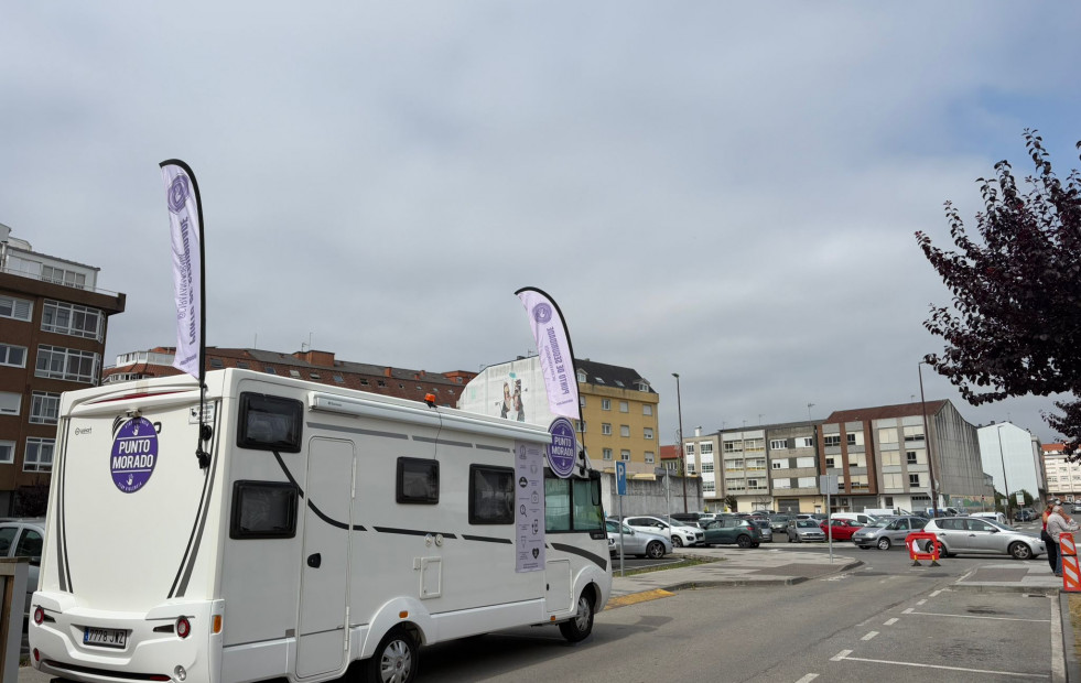La caravana morada, un punto de seguridad y atención que ya está en el San Xoán carballés