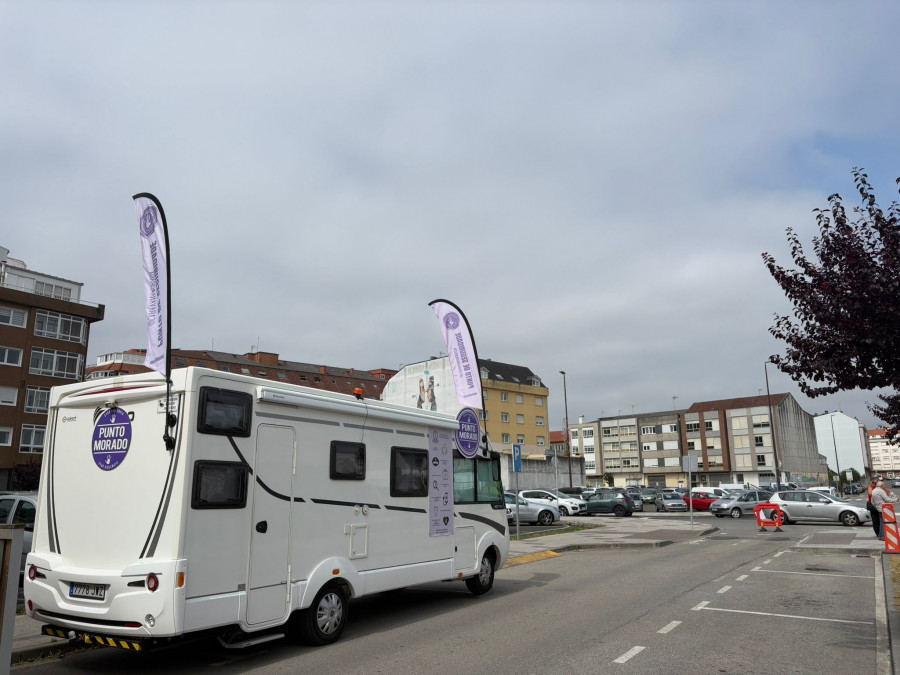La caravana morada, un punto de seguridad y atención que ya está en el San Xoán carballés
