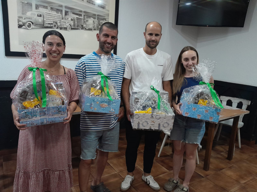 Los 'niños' de la comisión de fiestas de Paiosaco reciben unos detalles