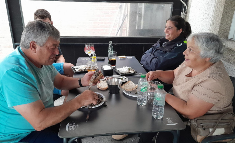 Éxito de la sardiñada del café ‘Orensana’ de Lendo