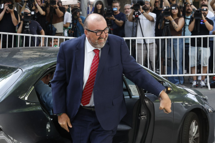 Koldo llega al Supremo entre gritos de "corrupto" tras su último intento fallido de aplazar la comparecencia de hoy