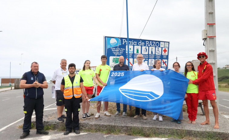 Las banderas azules ya ondean en las playas de Carballo, Ponteceso y en la senda de Razo