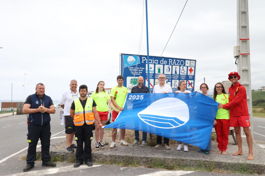 Las banderas azules ya ondean en las playas de Carballo, Ponteceso y en la senda de Razo