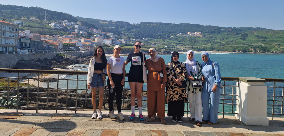Clausura del programa “A Laracha Acolle” con una visita cultural a la playa de Caión