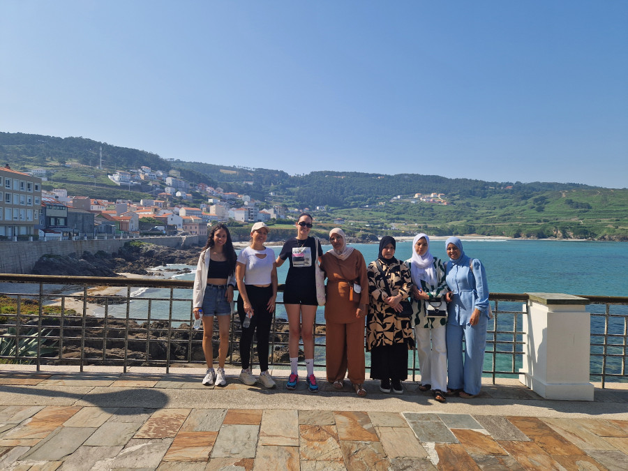 Clausura del programa “A Laracha Acolle” con una visita cultural a la playa de Caión