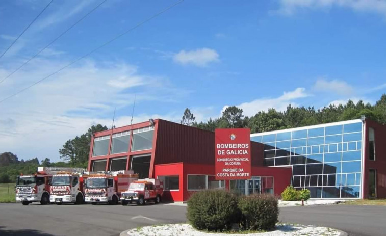 Tres personas evacuadas por inhalación de humo en un incendio en Cee