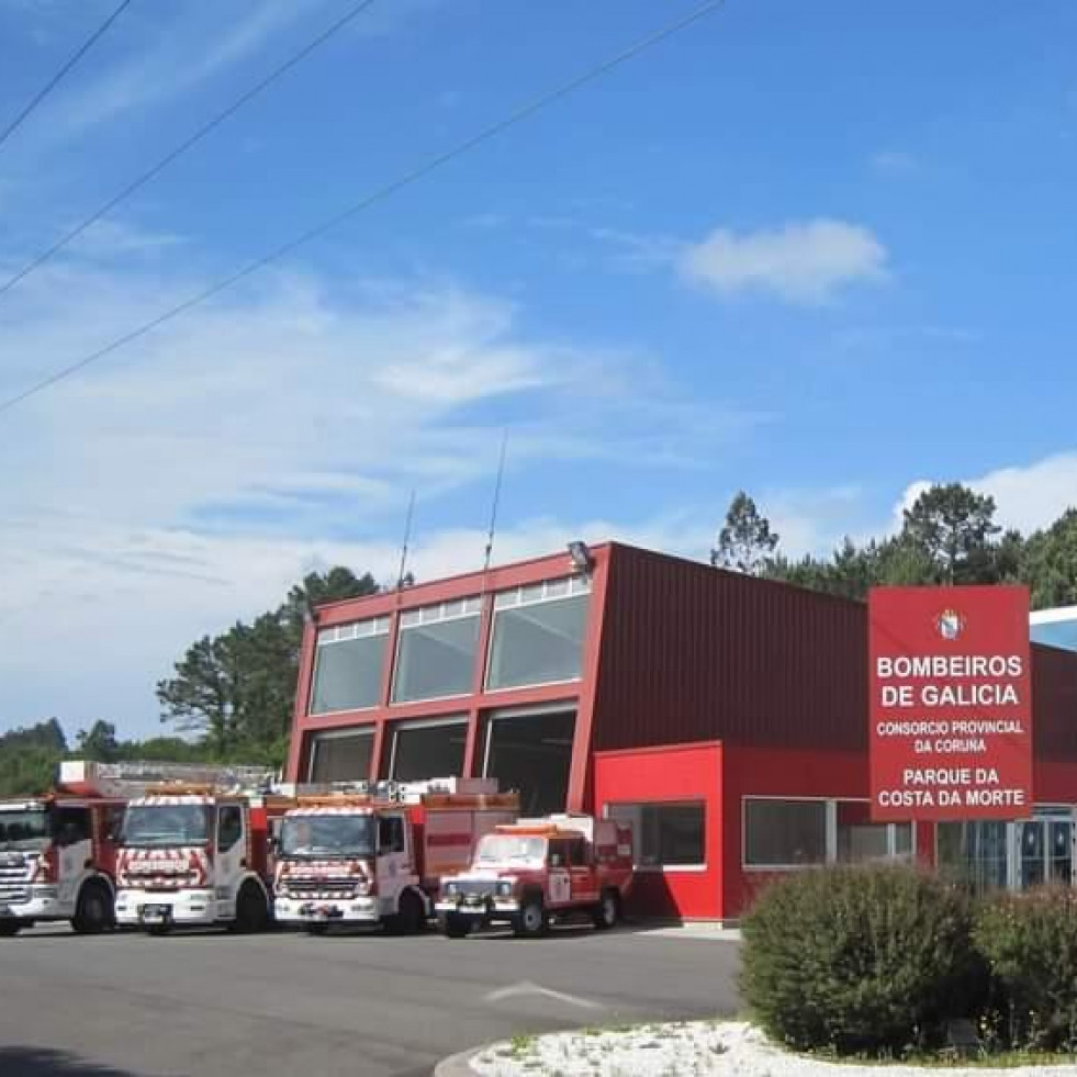 Tres personas evacuadas por inhalación de humo en un incendio en Cee
