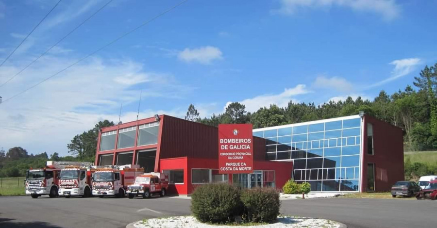 Tres personas evacuadas por inhalación de humo en un incendio en Cee