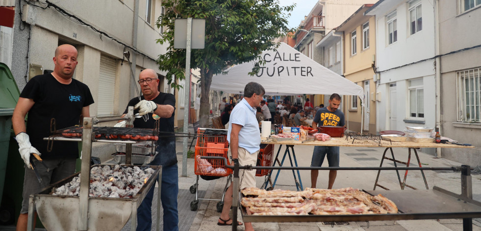 Los vecinos de calle Xúpiter de Carballo disfrutan de su sardiñada