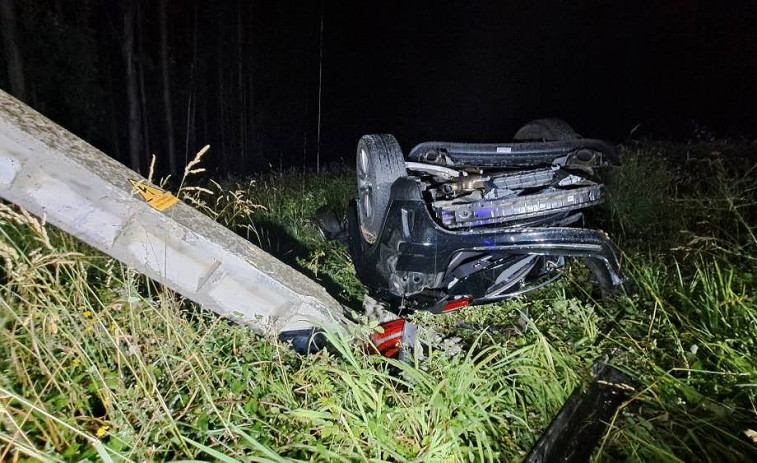 Un herido en Muxía tras salirse de la carretera y volcar con su coche